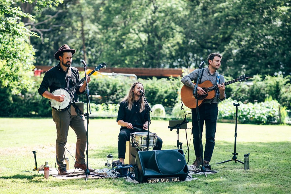 folk band play on lawn