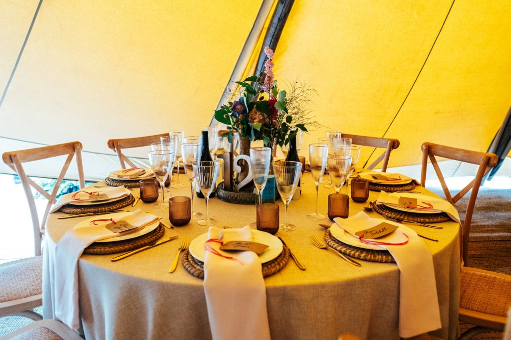 table decor in tipi