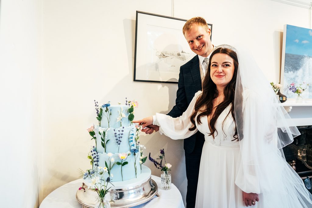 bride groom cut wedding cake