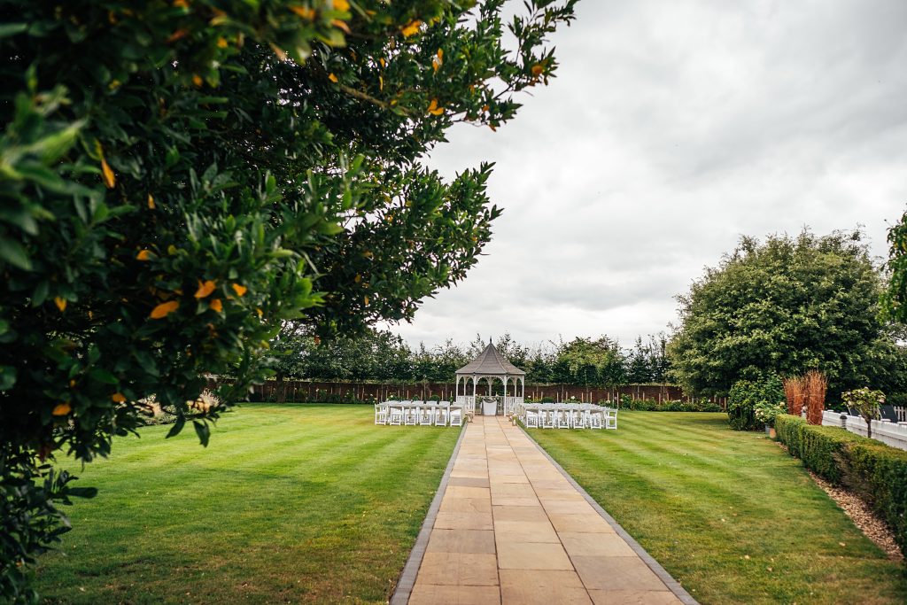 outdoor ceremony at Vaulty Manor