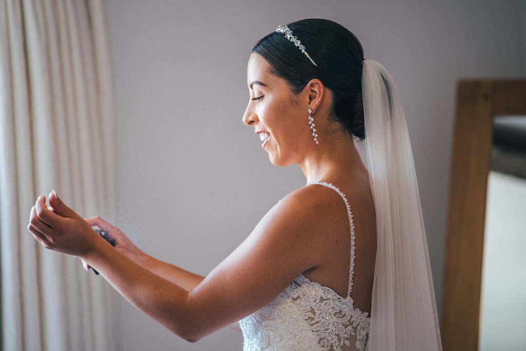 bride puts on perfume